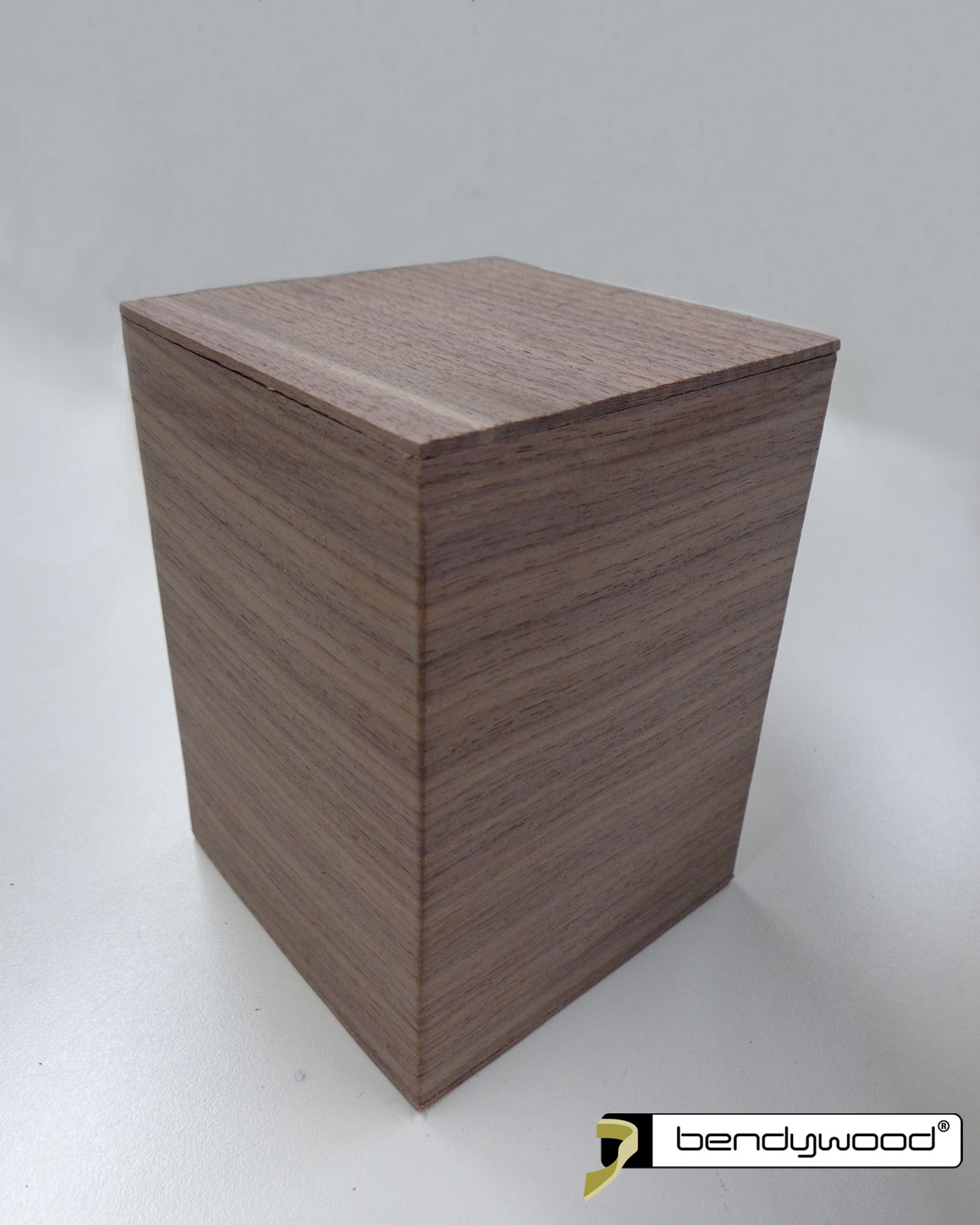 Caja en madera creada utilizando únicamente 1 pieza en nogal Bendywood®