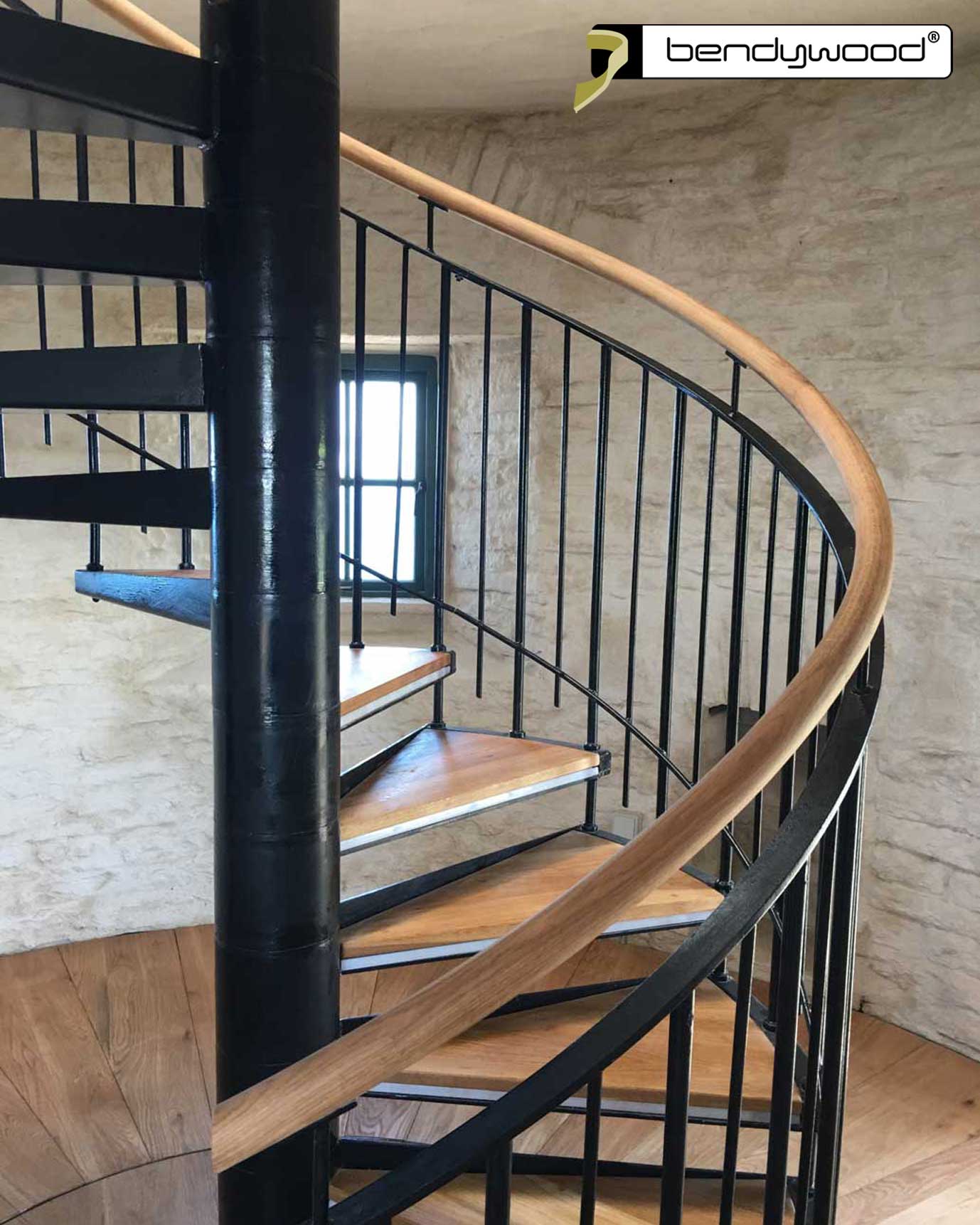 Main courante ronde en chêne Bendywood® pour un escalier en colimaçon avec un rayon de 80 cm