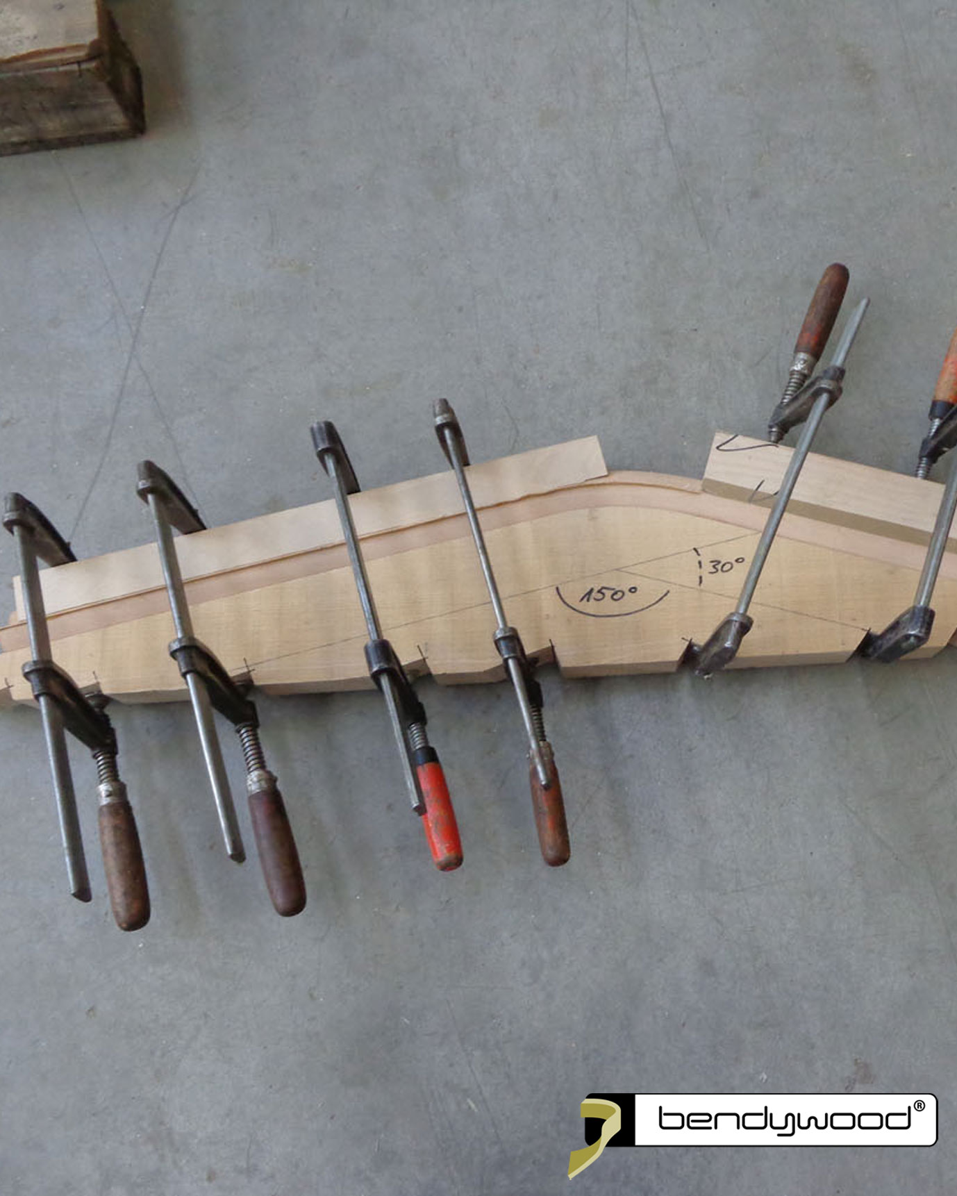 Mould for bending a 60 mm Bendywood® bending handrail in case of a landing transition